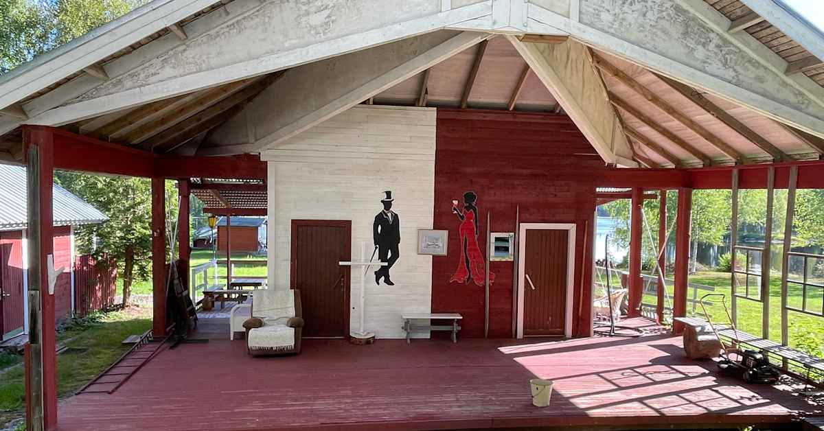 Pohjois-Karjalasta voi nyt ostaa pari tanssilavaa tai oman kesäteatterin kymppitonneilla | Kotimaa