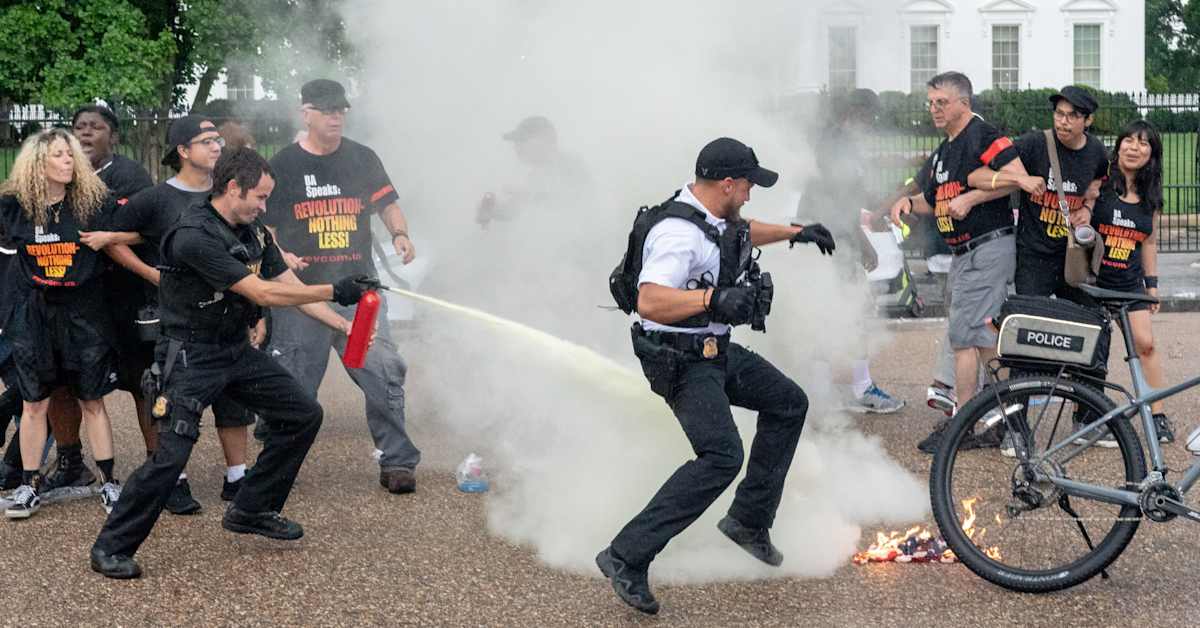 Sotaveteraani poltti Yhdysvaltain lipun Valkoisen talon edessä – Trump oli hetkeä aiemmin kieltänyt teon | Ulkomaat