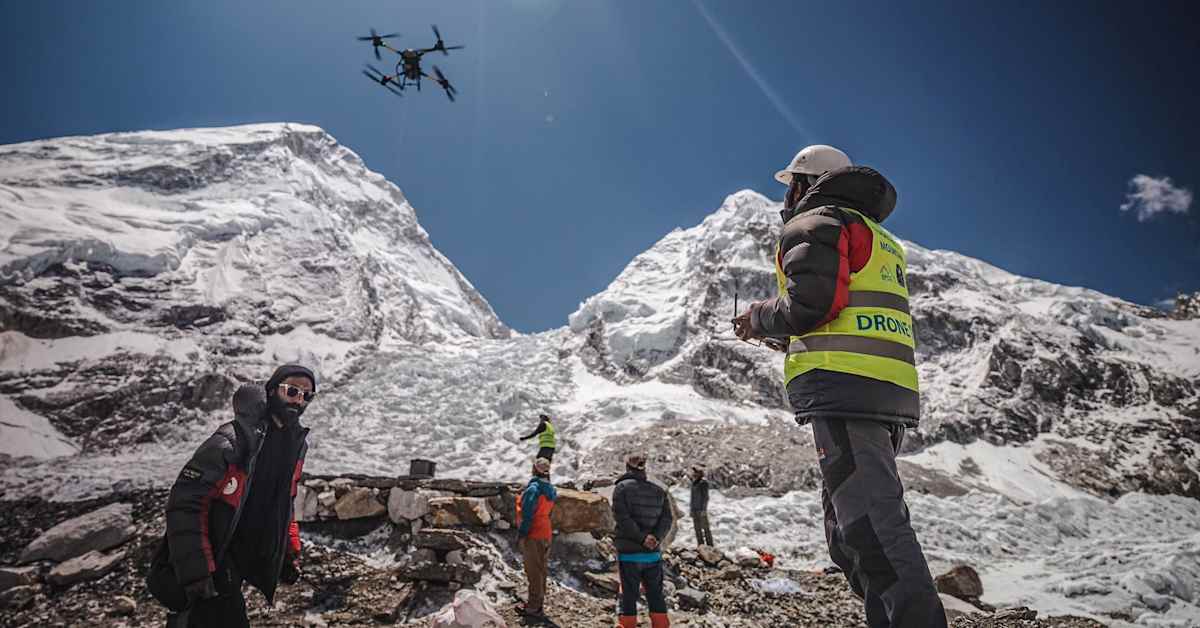 Mount Everestin siivous mullistui: drooneilla raivattiin roskaa maailman korkeimmalta kaatopaikalta | Uutisia lyhyesti