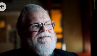Kustantamo Johnny Kniga julkaisi tiistaina musiikkituottaja Atte Blomin, 82, elämäkerran ilman hänen viimeaikaisia poliittisia mielipiteitään