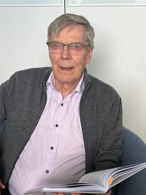 Vuonna 1945 syntynyt Lasse Molin asuu Espoossa. Hän on kirjoittanut kirjan Längelmäellä, Kuhmoisissa ja Jämsässä vaikuttaneen sukunsa historiasta aina 1700-luvulta lähtien.
