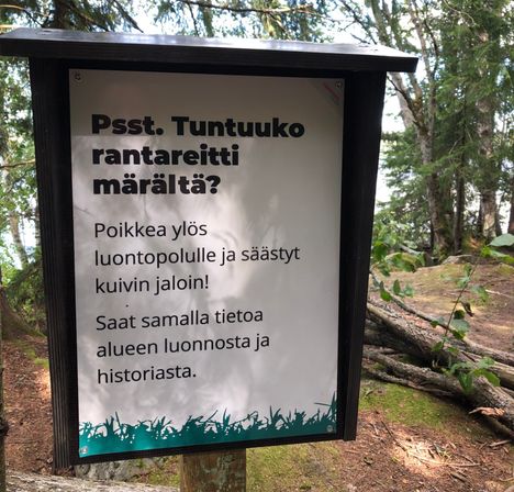 Opastaulu ohjaa Rantaperkiön luontopolulla, sillä Pyhäjärven rannalla risteilee paljon polkuja.