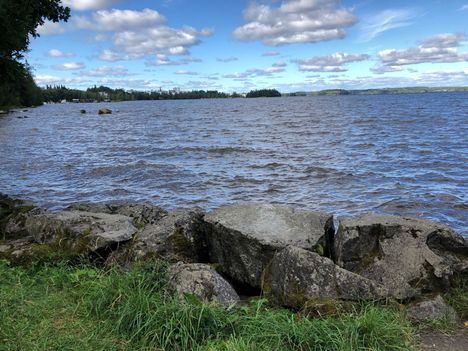 Puuskunranta on osa Rantaperkiön luontopolkua. Kivipenger tehtiin 1800-luvun lopussa.