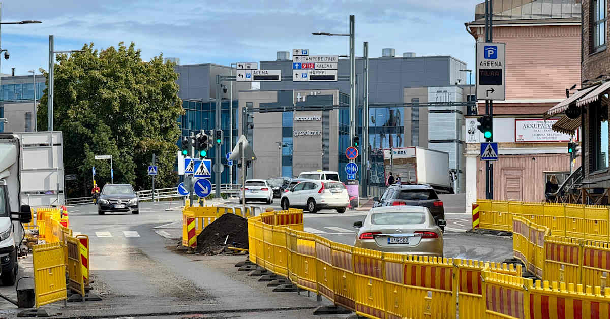 Liikennekaaos sekoitti Tampereen keskustan tunneiksi keskiviikkona – nyt tiesulkujen ajankohtaa muutettiin | Kotimaa