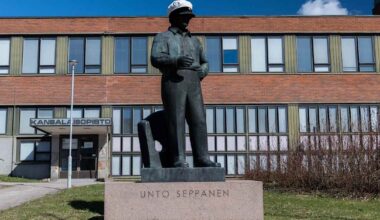 Unto Seppäsen patsas joutuu muuttamaan rakennustyömaan tieltä Kouvolassa | Kymenlaakso