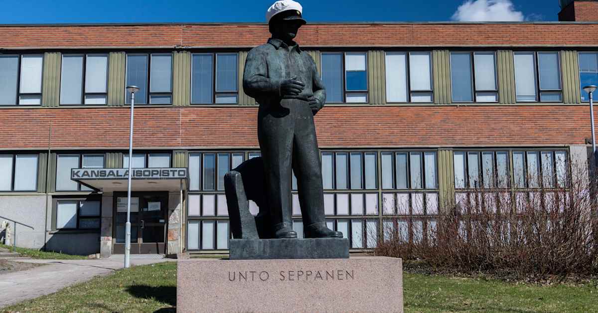 Unto Seppäsen patsas joutuu muuttamaan rakennustyömaan tieltä Kouvolassa | Kymenlaakso