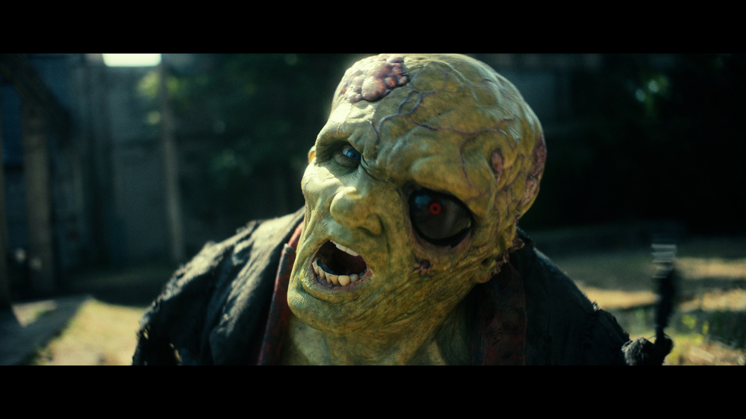 Onko tuo… Frodo? Elijah Wood näyttää hyvin erikoiselta ensi viikon The Toxic Avenger -elokuvassa