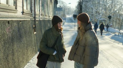Kaia (Nathalie Baardseth) haluaisi Ylvan (Alma Flygel Owren) olevan muutakin kuin ystävä.