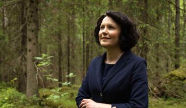 Tässä ovat Sanoita linnunlaulu -runokilpailun voittajat – Jenni Haukio: ”Todella upeita runoja oli paljon” | Yle Luonto
