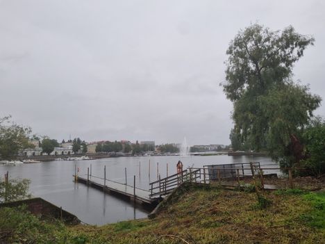 Toimittaja kävi lauantaiaamuna kello 8 Pohjoisrannan vierasvenelaiturin luona, jonka läheisyydestä vaatteet olivat ilmeisesti löytyneet. Etsinnät eivät olleet tuohon aikaan käynnissä.