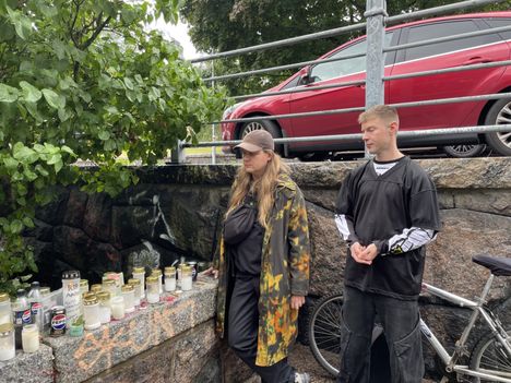 Viktor Toikkanen ja Antti Raassina tulivat muistelemaan Aaro Teikaria. Artistitoverin kuolema tuli kaksikolle yllätyksenä.