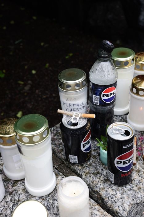 Tuuttimörkö ja Ex Tuuttiz -nimillä musiikkia tehnyt rap-artisti Aaro Teikari tunnettiin siitä, että hän poltti tupakkaa ja joi usein Pepsi Maxia.