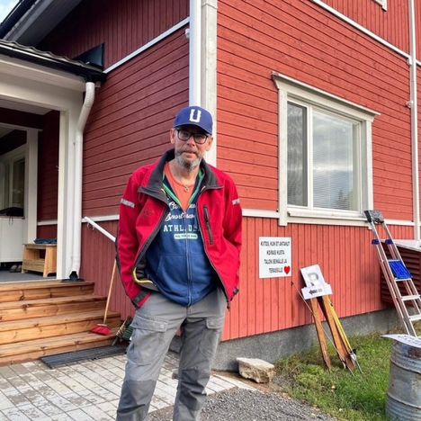 Kangasniemeläinen Jouni Tervashonka hämmästelee, miten kadonnut puhelin on voinut kestää kaikki vuodenajat ja maanmuokkaukset vuosikymmenten aikana.
