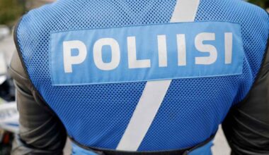 Autoilija törmäsi moottoripyöräpoliisiin Turussa – poliisi loukkaantui | Varsinais-Suomi