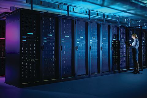 Schneider Electricin UPS-laitteet datakeskuksille tasaavat tekoälylaskennan aiheuttamaa kuormaa