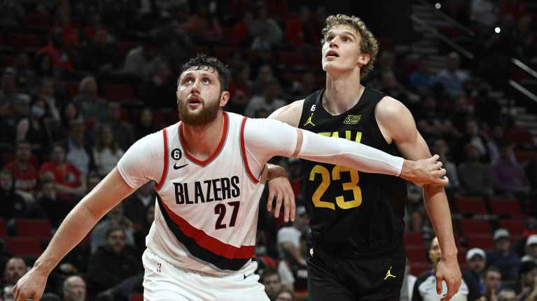 Portlandin Jusuf Nurkic blokkaa Utahin Lauri Markkasen levypallotilanteesta