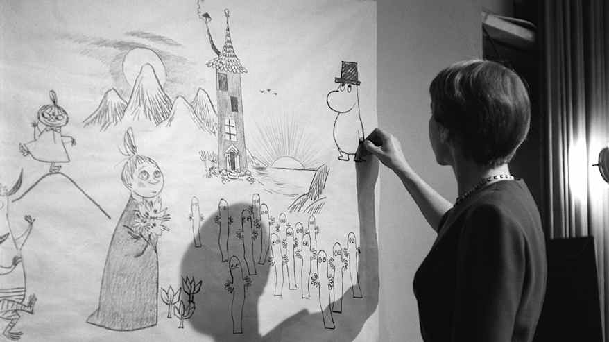 Tove Jansson piirtää muumihahmoja.