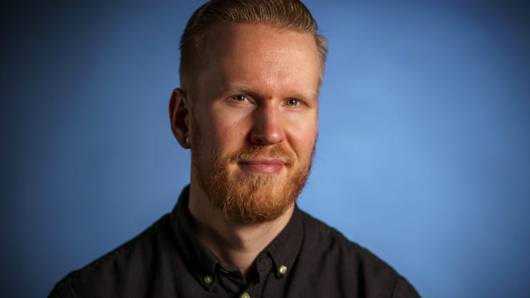  Ylen kolumnisti Johannes Roviomaa studiokuvassa.