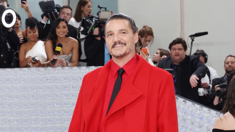 Pedro Pascal Met gaalassa.