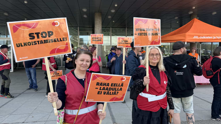 Mielenosoituskylteissä vaaditaan stoppia Oulun Infran ulkoistamiselle.