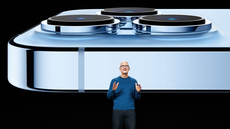 Applen toimitusjohtaja Tim Cook esittelee iPhone 13-mallia Apple Parkissa Kalifornian Cupertinossa.