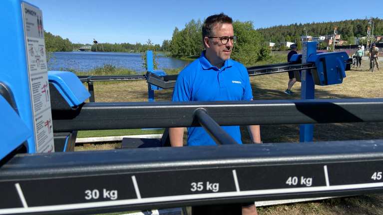 Omnigym oy:n myyntipäällikkö Mika Sangi Hämeenlinnan Sairionrantaan pystytetyn ulkokuntosalin laitteiden äärellä.