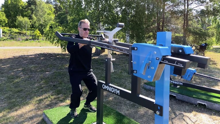 Hämeenlinnalainen Jarmo Mamia treenaa Sairionrantaan asennetussa ulkokuntosalilaitteessa.