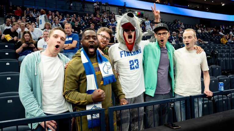 Susijengin faneja Tampereen areenalla.