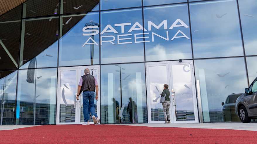 Satama-areenan julkisivu. Punainen matto areenan pääoven edustalla.