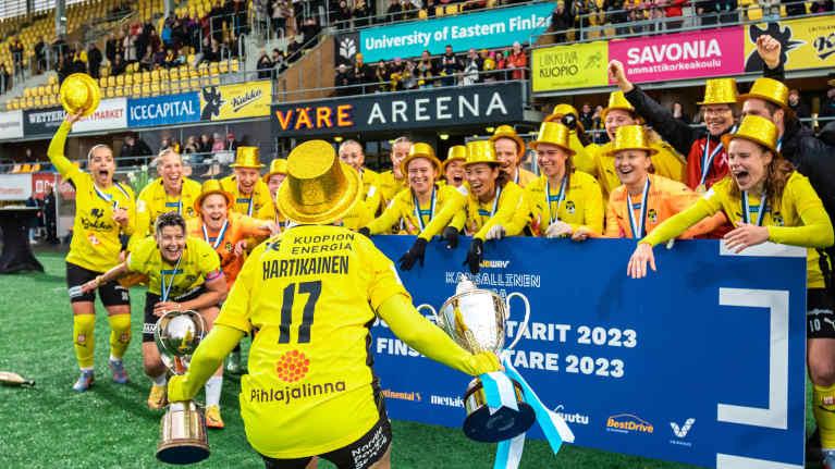 Anni Hartikainen  tuulettaa.