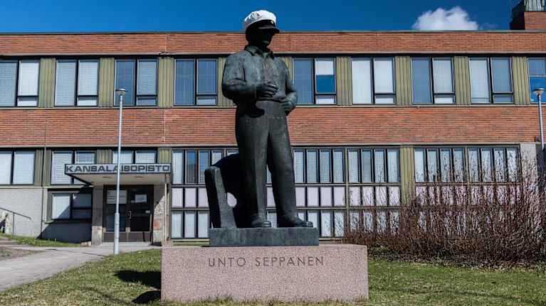 Unto Seppäsen patsas lakitettuna Kouvolan teatterin vieressä.