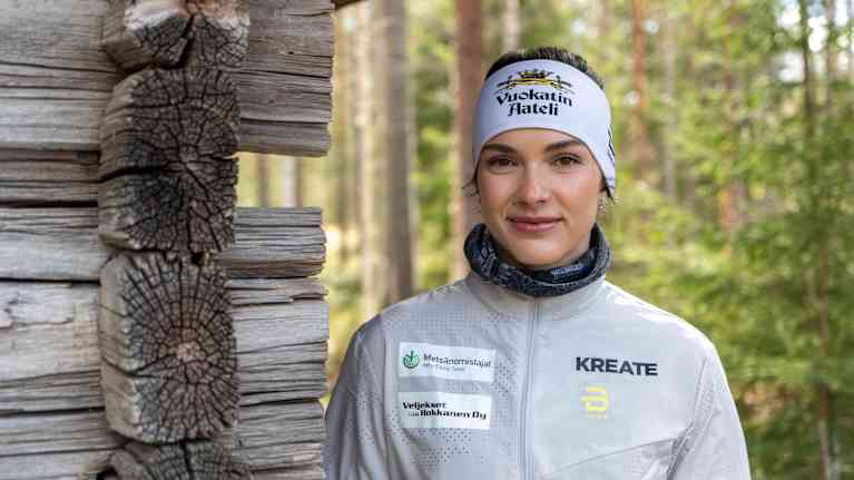 Jasmin Kähärä metsässä vajan edessä.