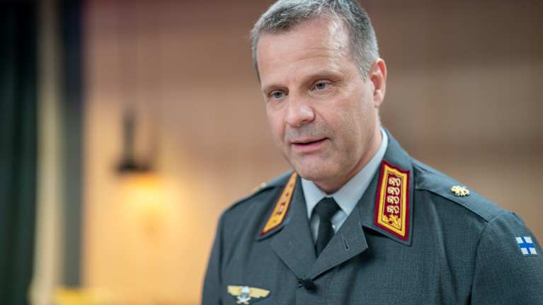 Puolustusvoimain komentaja, kenraaliluutnantti Janne Jaakkola lähikuvassa.