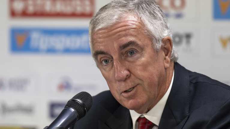 IIHF:n puheenjohtaja Luc Tardif puhuu pressitilaisuudessa.