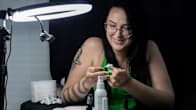 Aada Kyyhkynen tekee kotisohvalla itselleen rakennekynsiä.