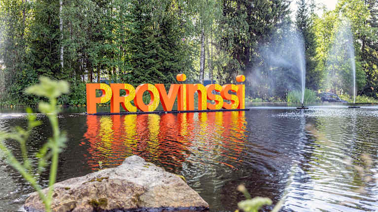 Provinssi kyltti joessa Seinäjoen Törnävällä Provinssissa 2024.
