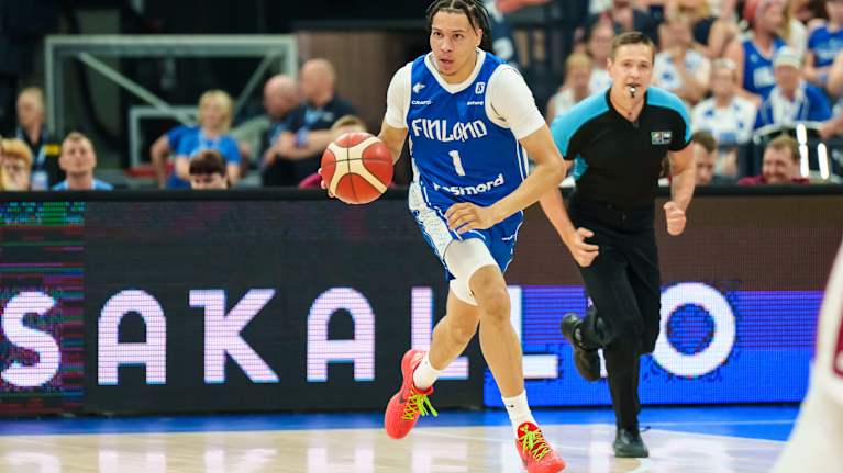 Miro Little pallon kanssa Susijengissä.