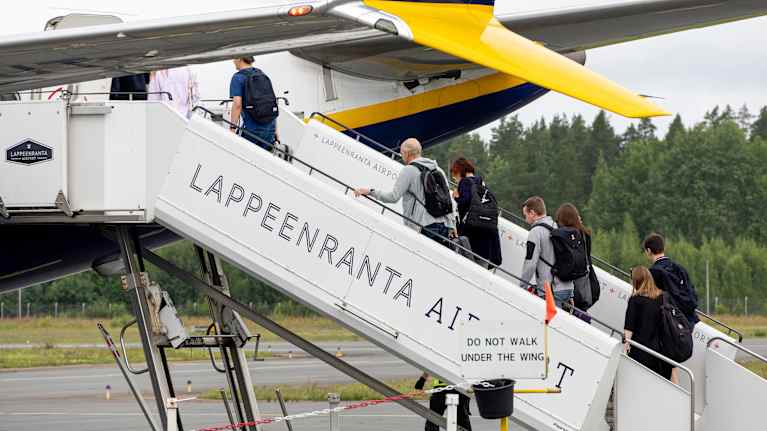 Matkustajia nousee lentokoneeseen.