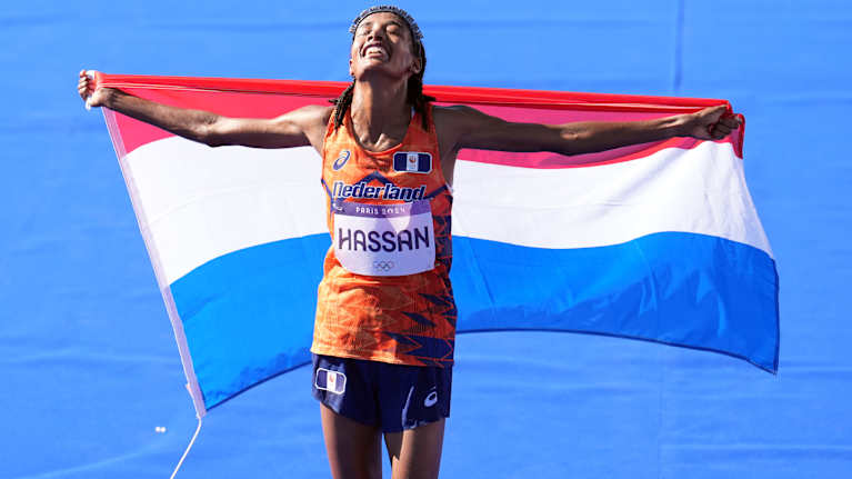 Sifan Hassan juhlii maratonkultaa.