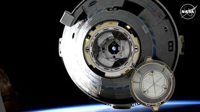 Starliner irtoamassa avaruusasemasta.