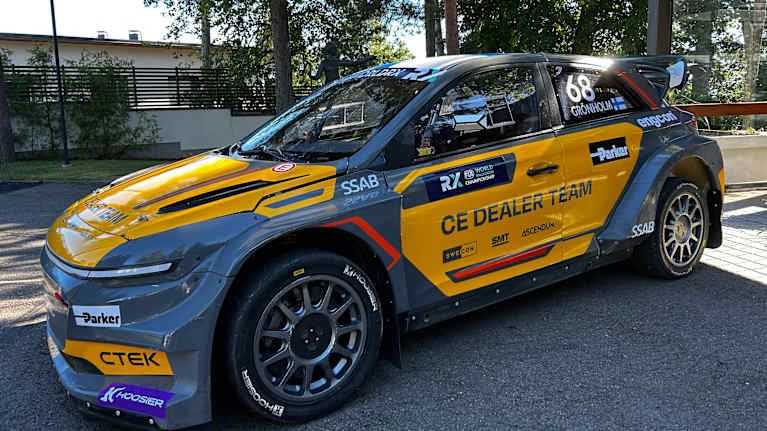 Rallicross-auto, takaikkunassa numero 68 ja nimi Grönholm.