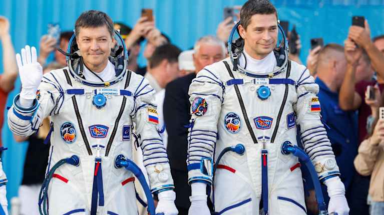 Kosmonautit Oleg Kononenko ja Nikolai Chub avaruuspuvuissa.