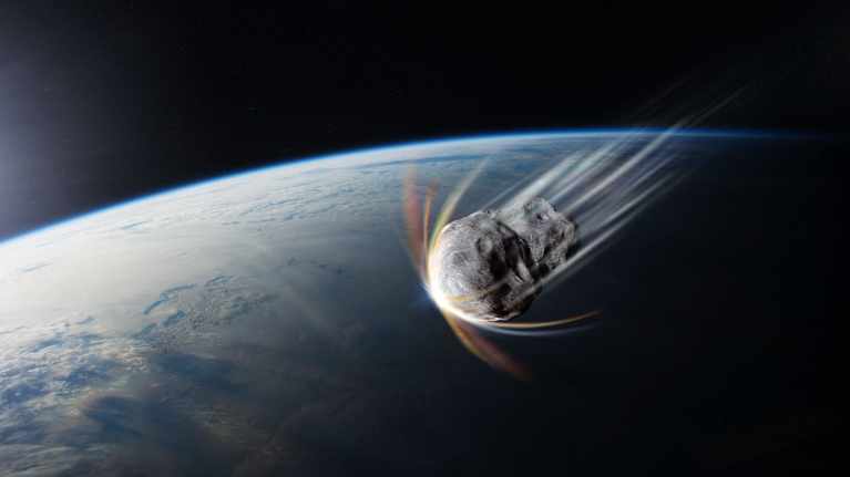 Asteroidi lähestyy maata avaruudesta havainnekuvassa.