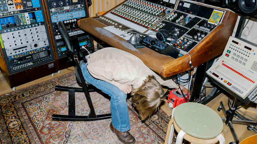 Väinö Karjalainen äänitysstudiossa.