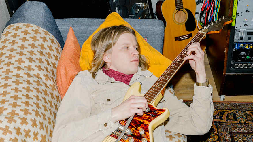 Väinö Karjalainen äänitysstudiossa.