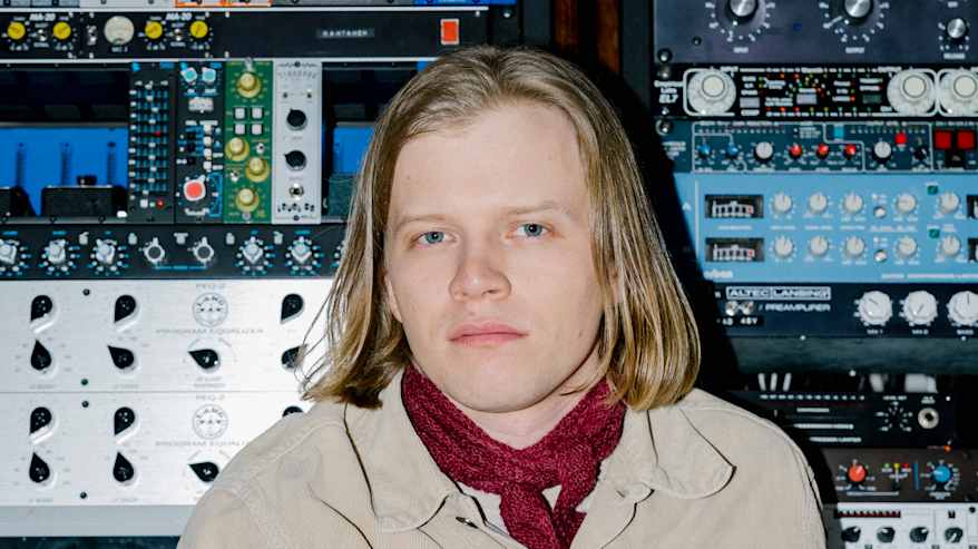 Väinö Karjalainen äänitysstudiossa.