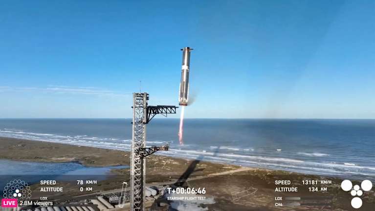 SpaceX-yhtiön Starship-raketin kantoraketti on laskeutumassa takaisin laukaisualustalle avaruuskeskuksessa Texasissa.
