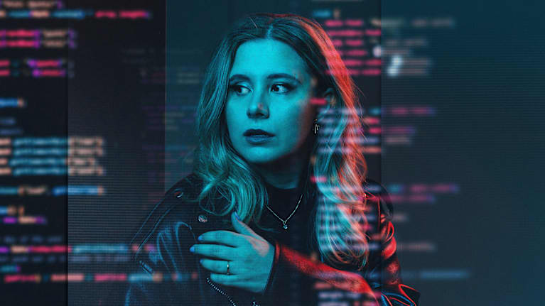 Laura Kankaala puolikuvassa, taustalla sumeaa koodia.