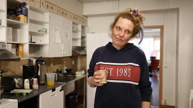 Vapaaehtoistyöntekijä Nora-Elina Ylén laittamassa ruokaa asunnottomien asuntolassa Turussa.
