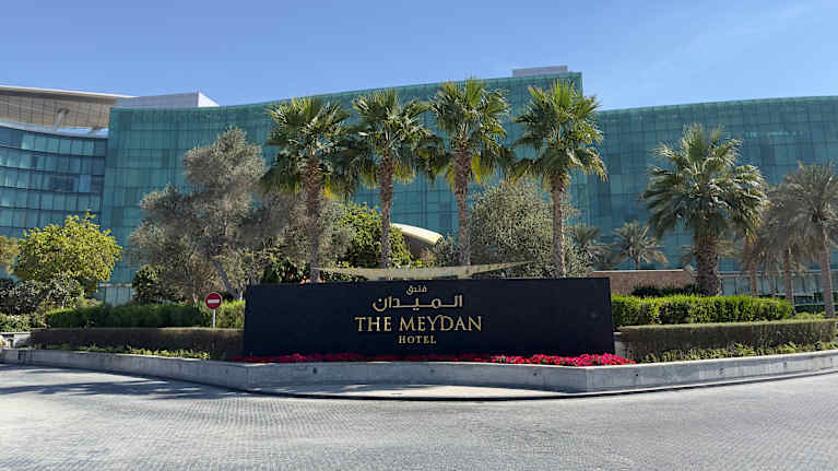 The Meydan -hotellin piha Dubaissa.